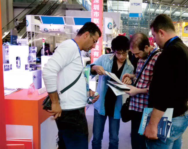 广州琶洲国际会展中心304AM永利外贸工作人员和客户交谈