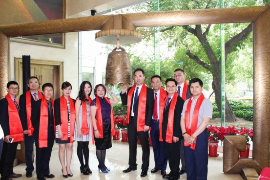 304AM永利董事长黄青锋和创始人龙平芳携一干人等合影