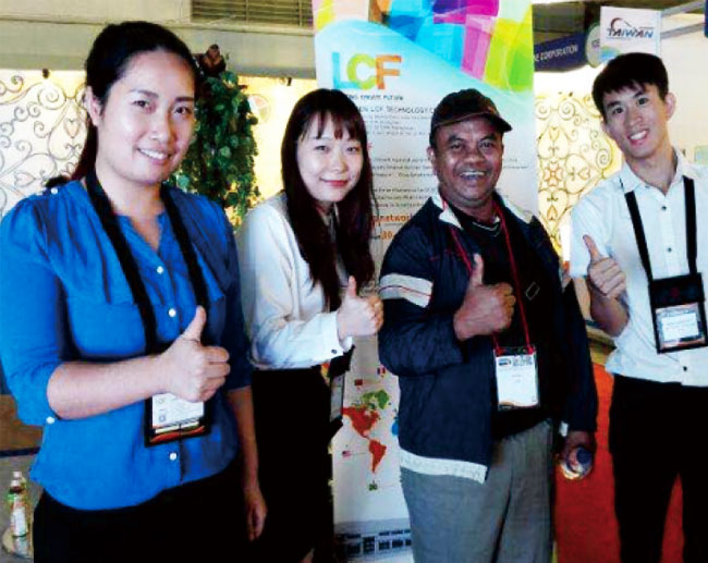 304AM永利外贸业务人员与客户朋友合影