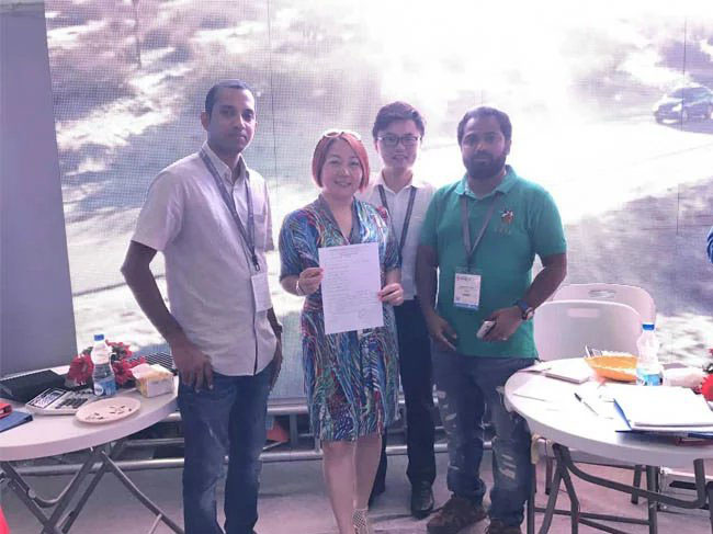 印度新德里广告展现场，304AM永利创始人龙平芳女士和客户朋友合影