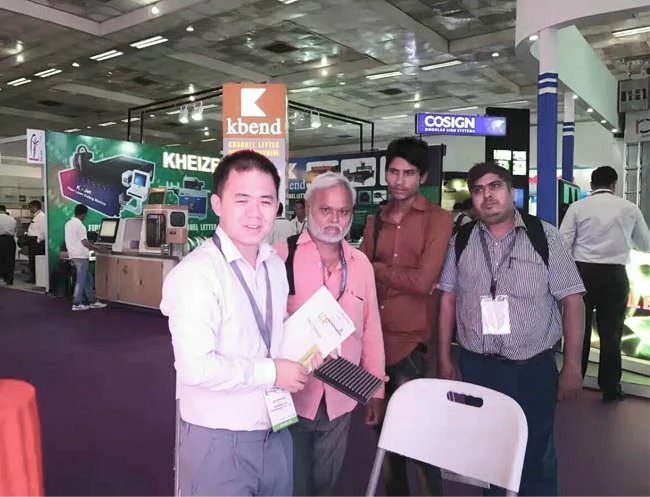 304AM永利工作人员与现场朋友合影