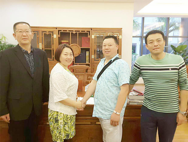 304AM永利创始人龙平芳、总经理刘军与Yellow Fire Divat KFT客户合影