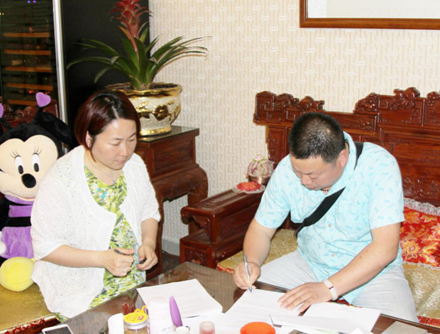 304AM永利创始人龙平芳与Yellow Fire Divat KFT签署合作协议