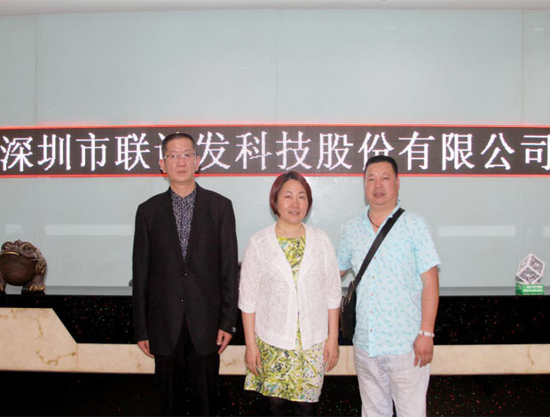 304AM永利创始人龙平芳与Yellow Fire Divat KFT客户前台合影