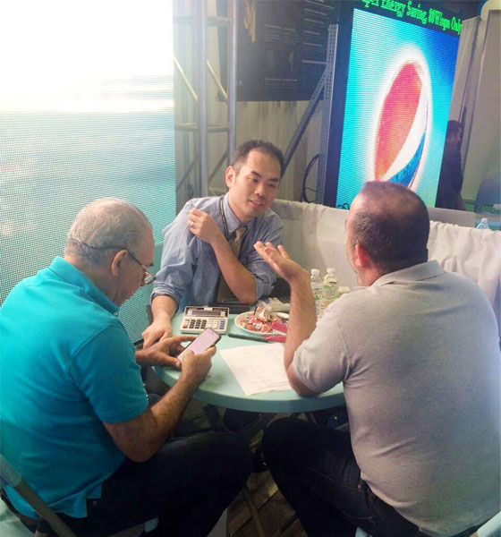 304AM永利董事长黄青锋和意向客户在交谈中