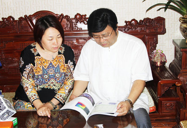 304AM永利龙平芳女士向孔先生介绍了304AM永利“文化+科技”企业发展理念  