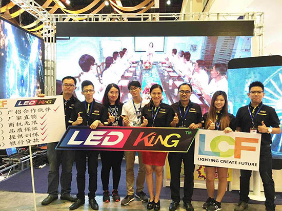 304AM永利与BANNERKING SDN.BHD工作人员合影