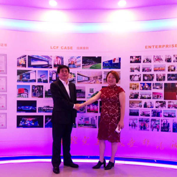 LED显示屏厂家304AM永利 创世人龙平芳女士和承德市商务局高俊虎局长