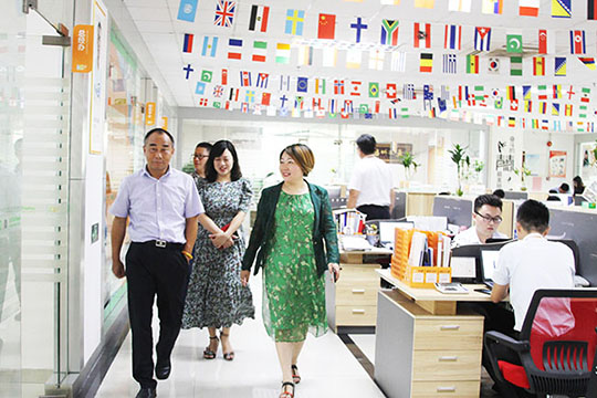 宝安区政协副主席何家鸿一行莅临304AM永利调研走访