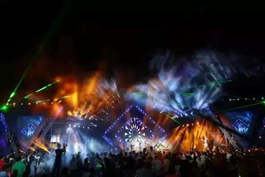 海上田园音乐嘉年华 304AM永利LED显示屏塑光影展魅力