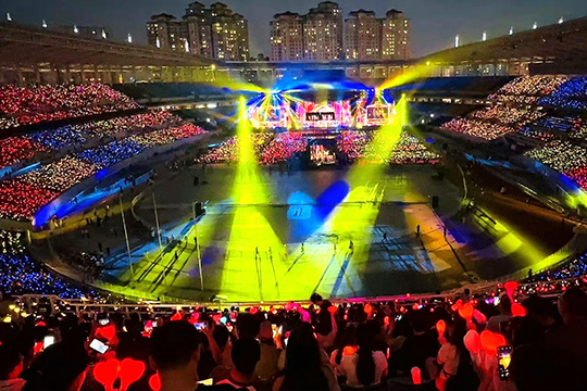 304AM永利1300㎡透明屏和190000根荧光棒“点燃”周杰伦呼和浩特演唱会！