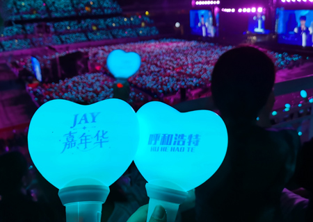 304AM永利透明LED屏和荧光棒点燃周杰伦呼和浩特演唱会（第三场）