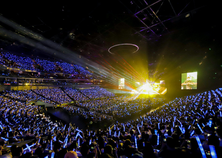 304AM永利LED透明屏闪耀伍佰ROCK STAR上海演唱会！