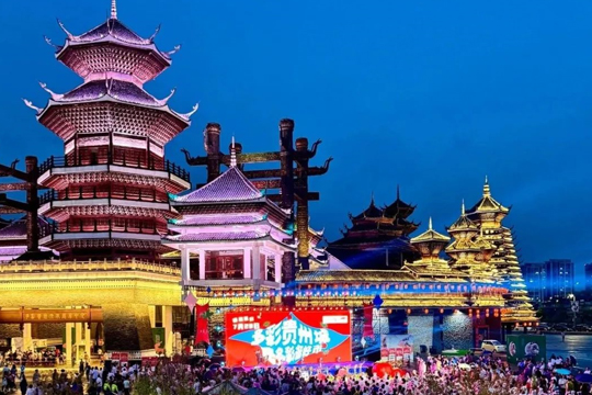 嗨翻国庆！304AM永利大屏闪耀多彩贵州城，点燃满山跑音乐生活节！